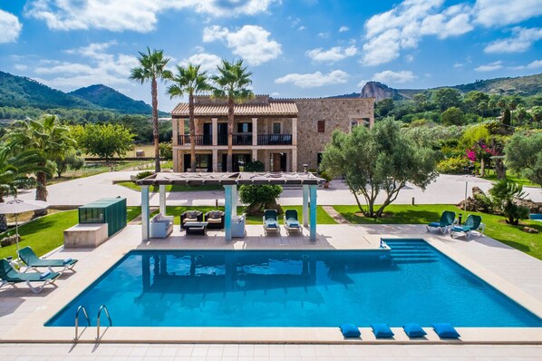 Rustic finca in Alcudia with pool and terraces.