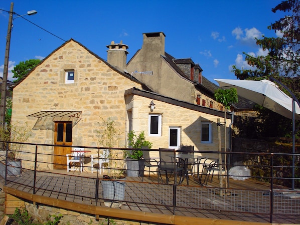 50 m² de terrasse et une maison authentique  pour un séjour de découverte