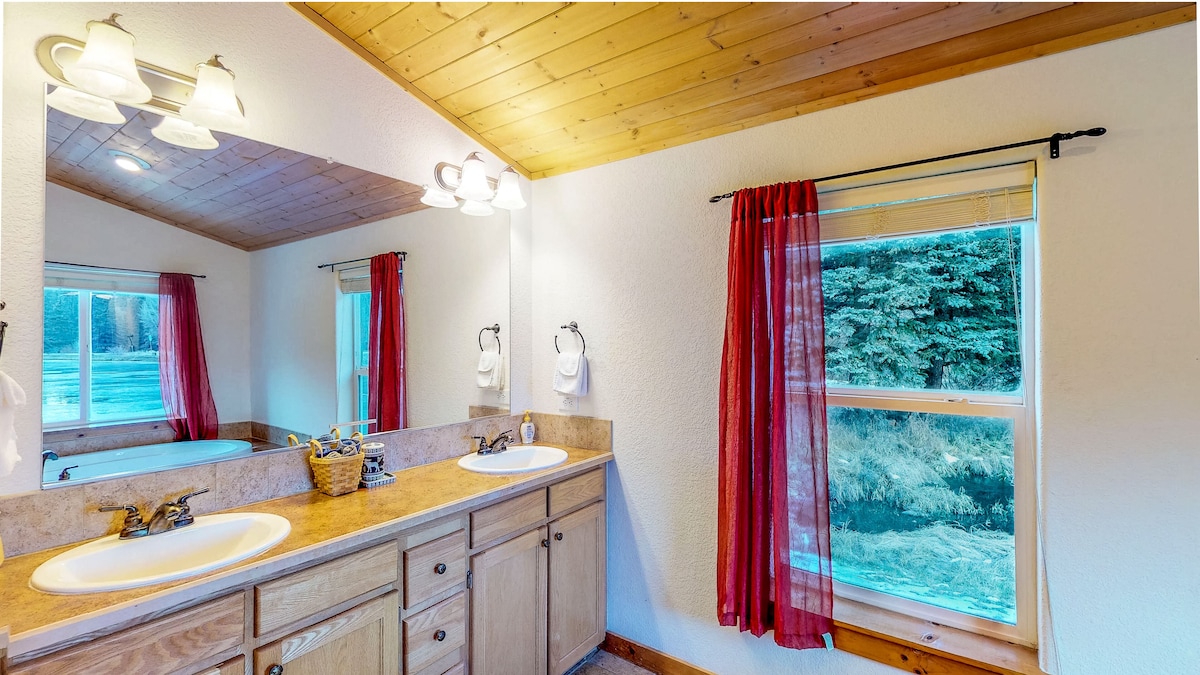Waterfront cabin with private hot tub, furnished deck, wood stove, & free WiFi