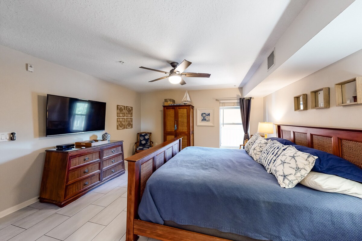 Upscale condo with Gulf views, WiFi, private W/D – minutes from beach