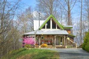 Our mountain top cabin. Come enjoy the beautiful VIEWS, garden + covered porch