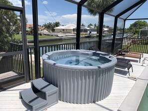 Enjoy open style seats, comfortably fit up to 5 people in this 20 jets hot tub.