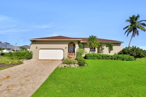 ~1,800 sqft space to enjoy your vacation!
