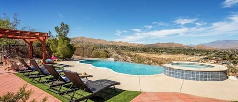 Infinity pool and jacuzzi with sweeping views