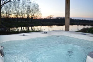 Hot tub overlooking the lake, exclusive for Hop cottage guests