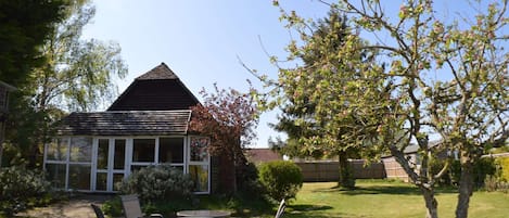 Garden and Conservatory Hop Cottage