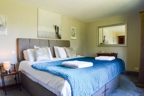 Master bedroom with en suite Hop Cottage