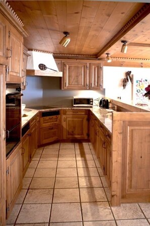 Marron, Cabinetry, Propriété, Comptoir, Bois, Design Intérieur, Robinet, Appareil De Cuisine, Cuisine, Tache De Bois