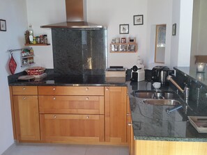 Cabinetry, Countertop, Küche, Schublade, Holz, Interior Design, Bilderrahmen, Zapfhahn, Sinken, Armatur