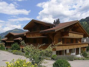Wolke, Pflanze, Himmel, Gebäude, Fenster, Haus, Grundstueck, Baum, Holz, Hütte