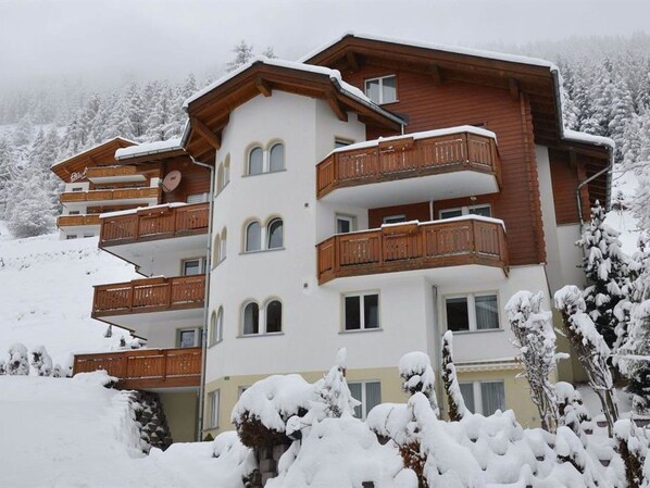 Schnee, Himmel, Eigentum, Gebäude, Fenster, Haus, Baum, Wohngebiet, Nachbarschaft