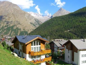 Himmel, Wolke, Fenster, Berg, Pflanze, Gebäude, Natur, Hochland, Natürliche Landschaft, Haus