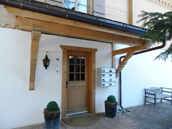 Gebäude, Eigentum, Pflanze, Fenster, Tür, Blumentopf, Holz, Zimmerpflanze, Schatten, Wand