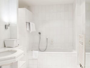 Sonnen Suite mit 70qm für max. 4 Personen-Marmorbadezimmer mit Dusche, Badewanne und WC