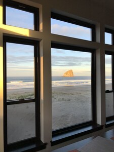 Contemporary ocean front home in Pacific City