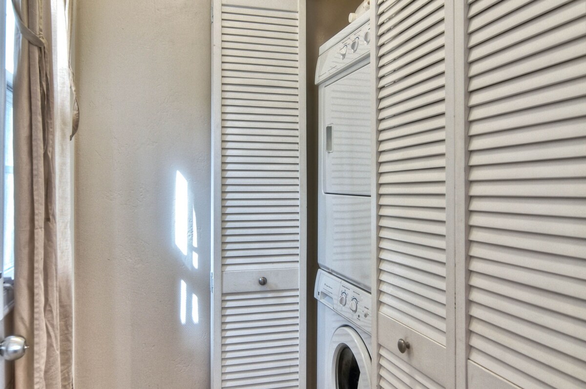 Comfortable coastal condo one block from the beach in Pier Bowl