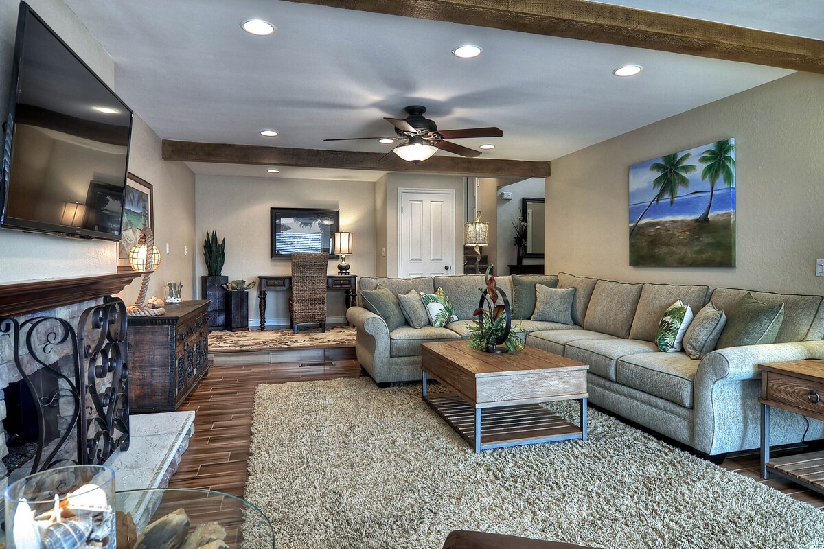 Contemporary condo with outdoor living area – 2 blocks to beach access