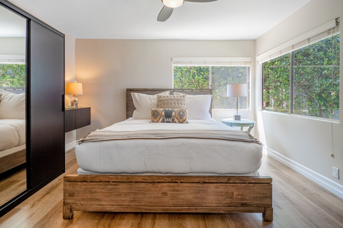 Remodeled coastal retreat with updated kitchen – walk to beach