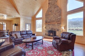Open and Inviting Floor Plan