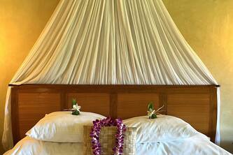 ROMANTIC AMBIANCE OF 'OLD HAWAII'. GROUND FLOOR, CLEAN, BEACH GEAR INCLUDED