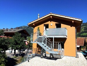 Ciel, Bâtiment, Plante, Fenêtre, Arbre, Bois, Chalet, Ombre, Siding, Paysage
