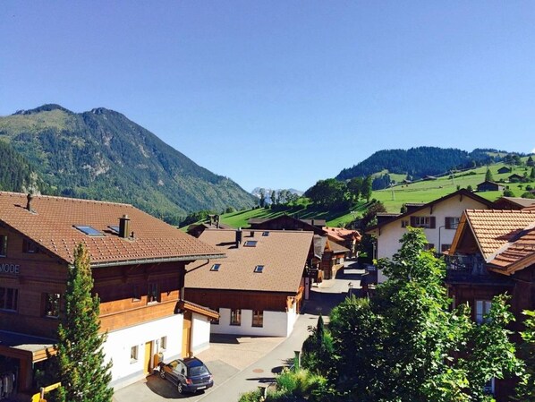 Ciel, Bâtiment, Montagne, Propriété, Plante, Fenêtre, Arbre, Maison, Biome