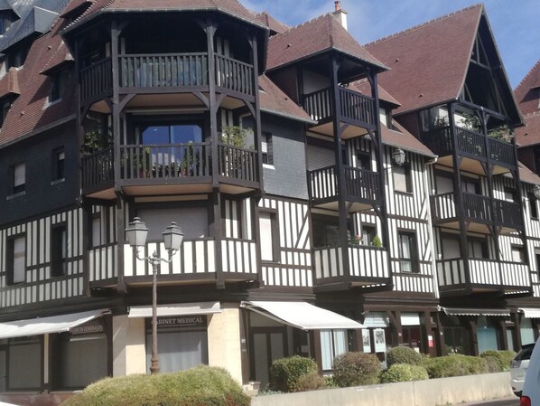 Plant, Building, Property, Window, Sky, Urban Design, Condominium, Neighbourhood, Residential Area, Material Property