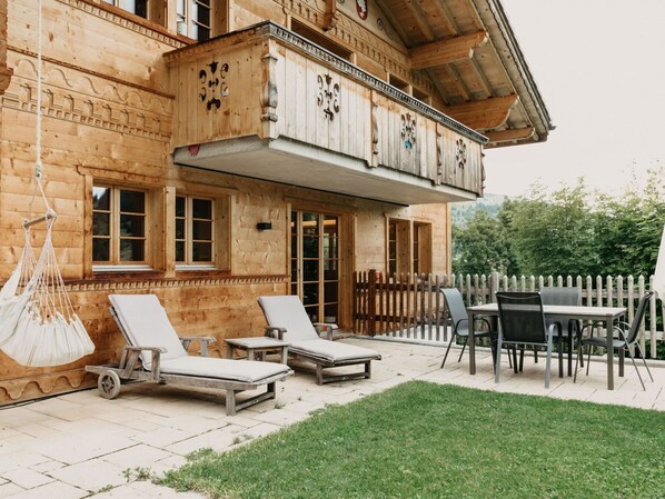 Möbel, Eigentum, Fenster, Gebäude, Holz, Gartenmöbel, Schatten, Tür, Wohngebiet, Grundeigentum
