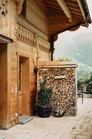 Pflanze, Eigentum, Gebäude, Holz, Blumentopf, Himmel, Tür, Backstein, Baum, Fassade