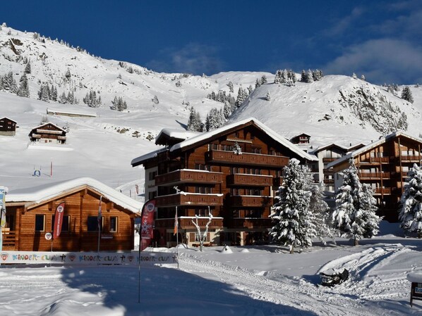 Ciel, Neige, Nuage, Bâtiment, Montagne, Propriété, Fenêtre, Maison, Pente, Montagnes