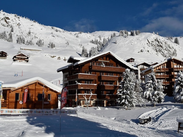 Ciel, Neige, Nuage, Bâtiment, Montagne, Propriété, Fenêtre, Maison, Pente, Montagnes
