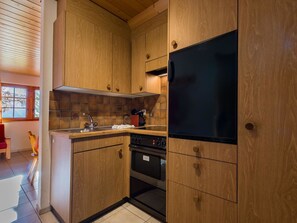 Cabinetry, Countertop, Möbel, Küchengerät, Herd, Gebäude, Holz, Küche, Stuhl, Schublade