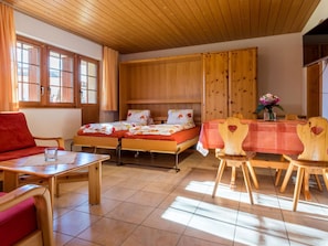 Möbel, Tabelle, Eigentum, Holz, Wohnzimmer, Komfort, Interior Design, Flooring, Fenster, Fussboden