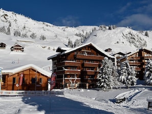 Sky, Snow, Cloud, Building, Mountain, Property, Window, House, Slope, Highland