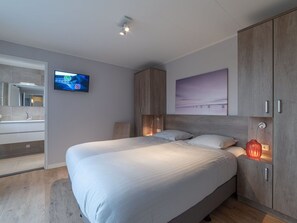 Meubles, Cabinetry, Confort, Bâtiment, Bois, Textile, Éclairage, Design Intérieur, Cadre De Lit, Lit
