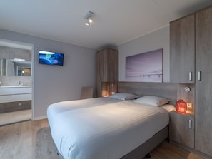 Meubles, Cabinetry, Confort, Bâtiment, Bois, Textile, Éclairage, Design Intérieur, Cadre De Lit, Lit