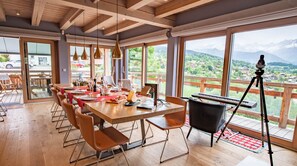 Grand espace séjour, lumineux, avec vue sur les Aravis