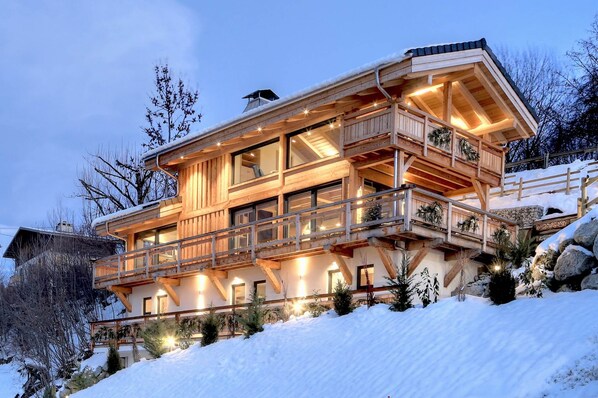 Magnifique chalet à la tombée de la nuit