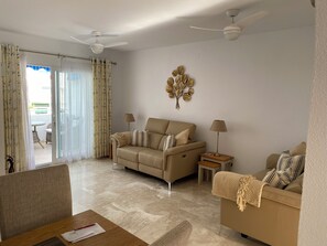 Open plan lounge & dining room