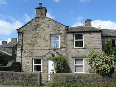 Schön wieder hergestelltes traditionelles Häuschen in Gunnerside, Swaledale, Yorkshire-Täler