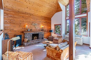 Open great room w/fireplace-lakefront living!