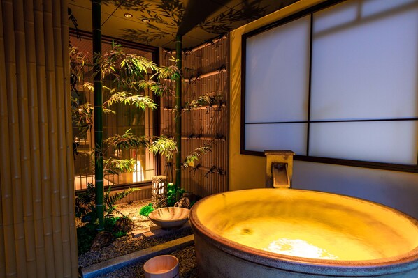 Deep-soaking bathtub