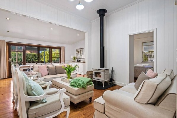 Classic large Queenslander in character filled East Toowoomba. 2 minute walk to cafe, restaurant, bakery, bottle shop, beauty parlour. 10 minute walk from Queen's Park.