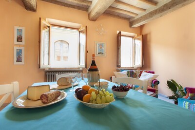 The house is located in the heart of Tuscany, in the historic center of San Gimignano.