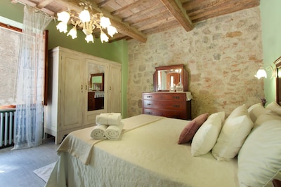 The house is located in the heart of Tuscany, in the historic center of San Gimignano.