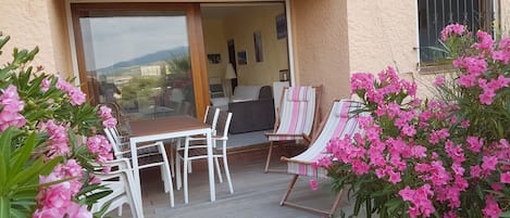 terrasse à l'ouest vue sur la piscine, les Albères,  le château de Collioure