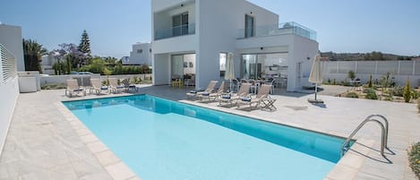 Villa Kaya, Beautiful 5 Bedroom Villa located in Protaras