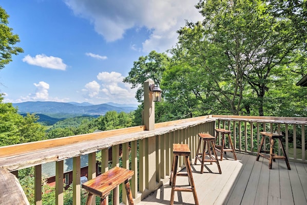 Blowing Rock Vacation Rental | 3BR | 2BA | 1,306 Sq Ft | Stairs Required