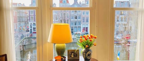 Canal View b&b Amsterdam - Sitting Area - View from the Window