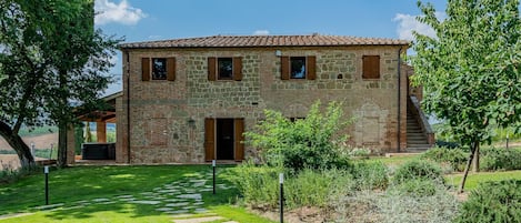 Villa Immersa tra i Vigneti del Vino Nobile di Montepulciano